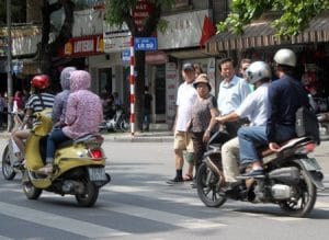 nhuong khi co nguoi qua duong